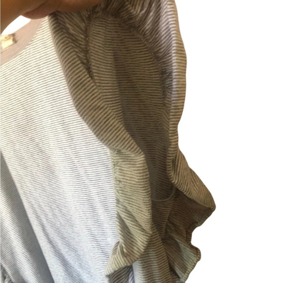 Gray ruffle pin stripe sleeve tshirt - Picture 6 of 6